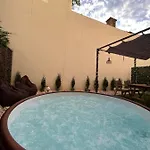 Downtown Hidden Garden With Jacuzzi In Apartment