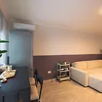 Downtown Hidden Garden With Jacuzzi In Apartment Bucharest