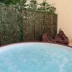 Downtown Hidden Garden With Jacuzzi In Apartment Bucharest
