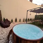 Downtown Hidden Garden With Jacuzzi In * Bucharest