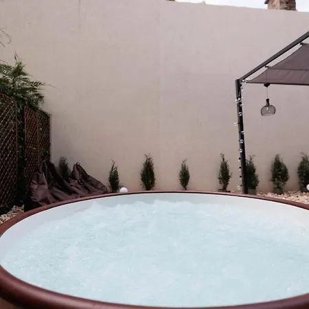 Downtown Hidden Garden With Jacuzzi In Bucarest