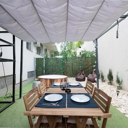 Downtown Hidden Garden With Jacuzzi In בוקרשט