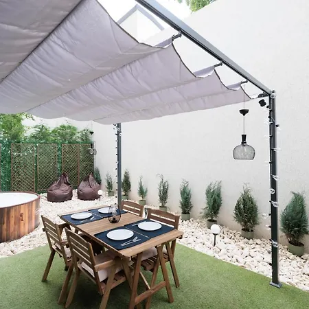 Apartment Downtown Hidden Garden With Jacuzzi In *