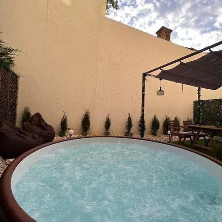 Downtown Hidden Garden With Jacuzzi In דירה