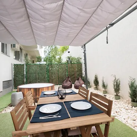 Downtown Hidden Garden With Jacuzzi In *