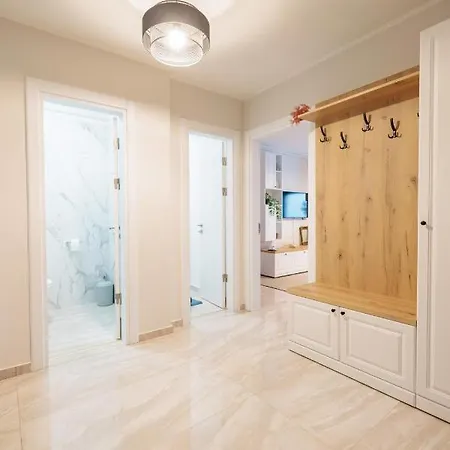 Downtown Hidden Garden With Jacuzzi In * בוקרשט