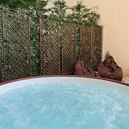 Downtown Hidden Garden With Jacuzzi In Appartamento Bucarest
