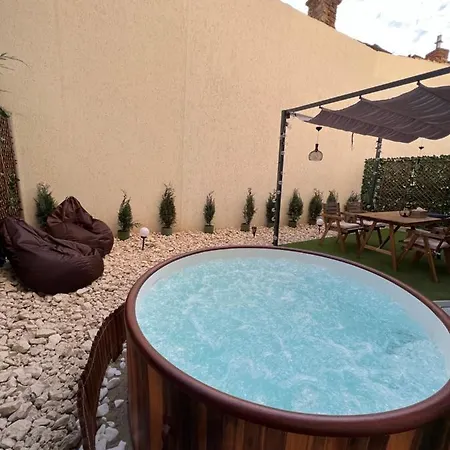 Downtown Hidden Garden With Jacuzzi In * בוקרשט