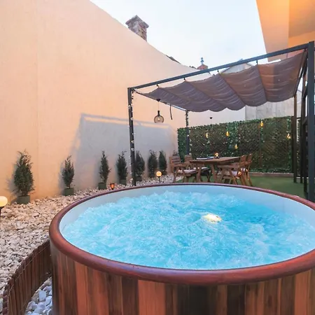 Downtown Hidden Garden With Jacuzzi In