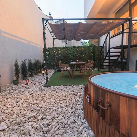 Downtown Hidden Garden With Jacuzzi In Appartamento *