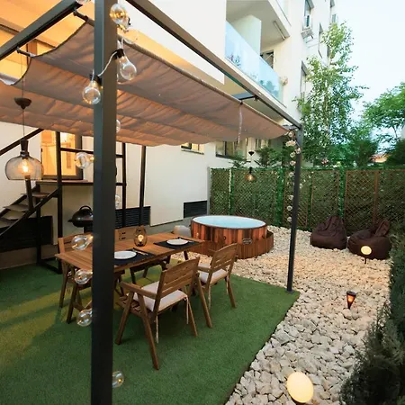 Apartment Downtown Hidden Garden With Jacuzzi In Bukarest