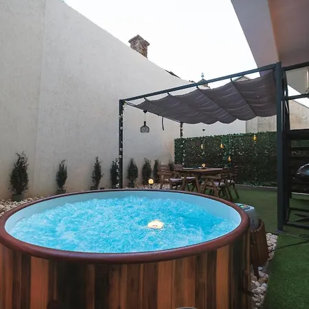Downtown Hidden Garden With Jacuzzi In