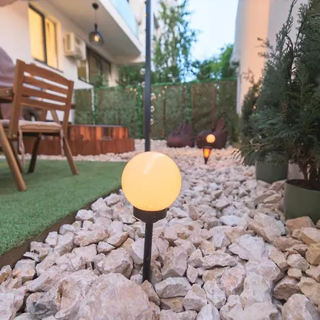 Apartment Downtown Hidden Garden With Jacuzzi In *