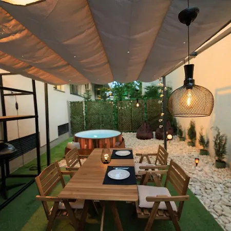דירה Downtown Hidden Garden With Jacuzzi In