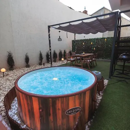 Downtown Hidden Garden With Jacuzzi In アパート