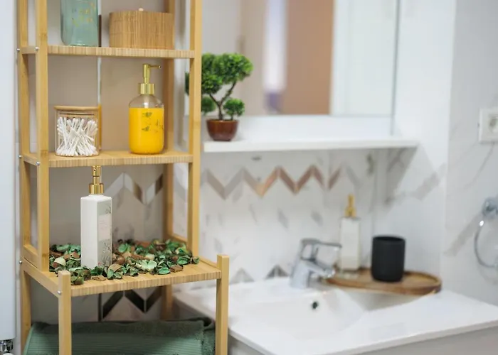 شقة Downtown Hidden Garden With Jacuzzi In