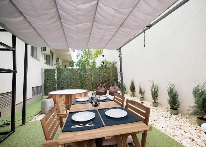 Downtown Hidden Garden With Jacuzzi In *