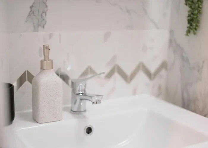 Downtown Hidden Garden With Jacuzzi In