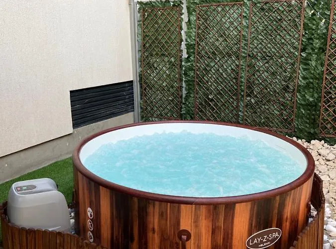Апартаменты Downtown Hidden Garden With Jacuzzi In Бухарест