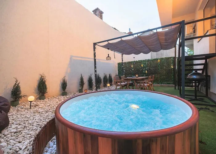 Downtown Hidden Garden With Jacuzzi In