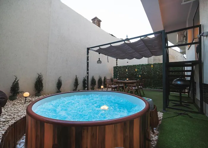 Downtown Hidden Garden With Jacuzzi In