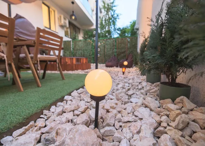 Апартаменты Downtown Hidden Garden With Jacuzzi In *