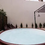Downtown Hidden Garden With Jacuzzi In بوخارست