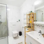 شقة Downtown Hidden Garden With Jacuzzi In