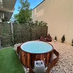 Downtown Hidden Garden With Jacuzzi In