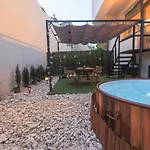 Downtown Hidden Garden With Jacuzzi In شقة *