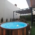 Downtown Hidden Garden With Jacuzzi In