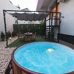 شقة Downtown Hidden Garden With Jacuzzi In