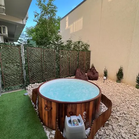 Downtown Hidden Garden With Jacuzzi In