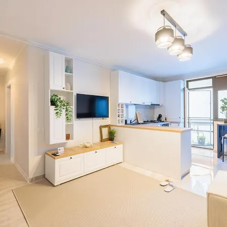 Apartment Downtown Hidden Garden With Jacuzzi In Bukarest