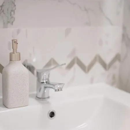 Downtown Hidden Garden With Jacuzzi In