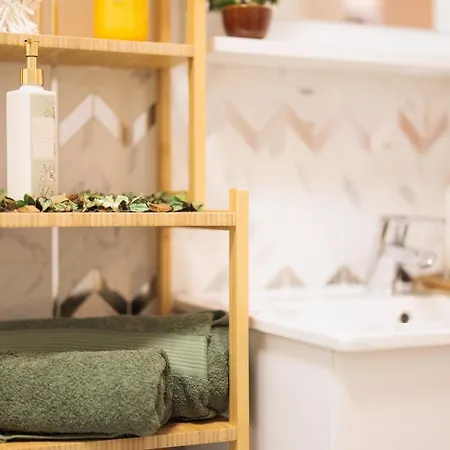 Apartment Downtown Hidden Garden With Jacuzzi In *