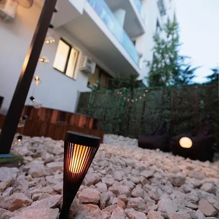 Downtown Hidden Garden With Jacuzzi In Apartment Bukarest