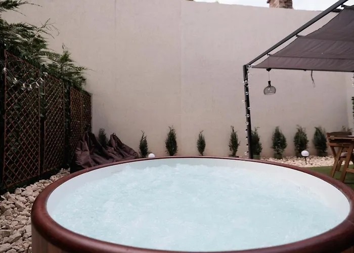 Downtown Hidden Garden With Jacuzzi In Bukareszt