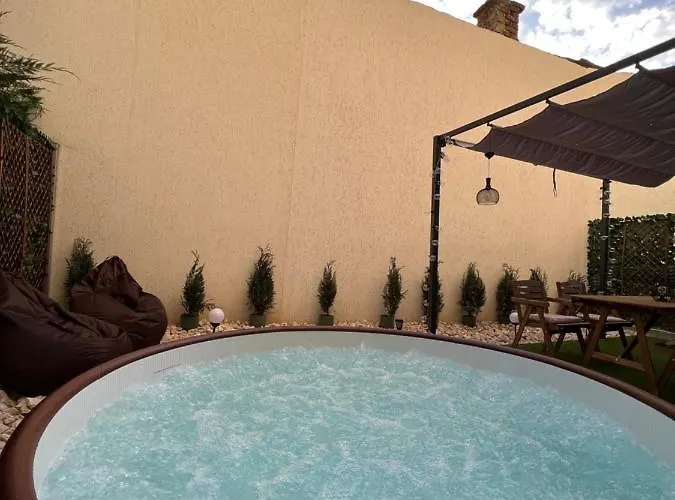 Downtown Hidden Garden With Jacuzzi In Apartament