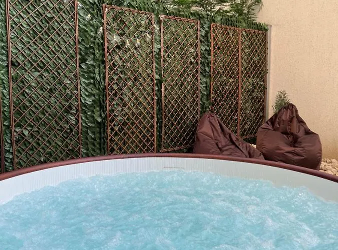 Downtown Hidden Garden With Jacuzzi In Apartament Bukareszt