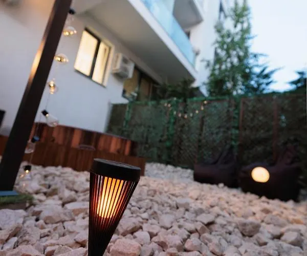 Downtown Hidden Garden With Jacuzzi In Apartament Bukareszt