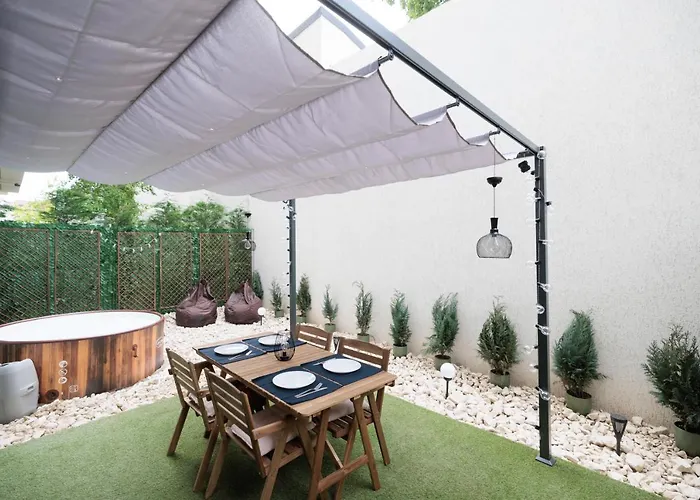 Apartman Downtown Hidden Garden With Jacuzzi In *