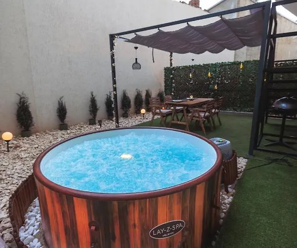 Downtown Hidden Garden With Jacuzzi In Apartman